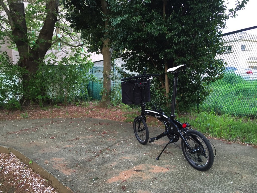 カゴを装着!なんと気軽にママチャリにもなる折りたたみ自転車DAHON Curve D7