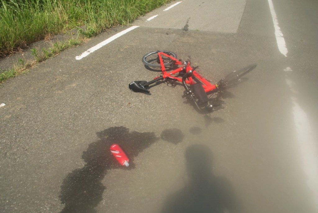 Tyrell FXで落車しました、今回はボトルをおとして自爆です