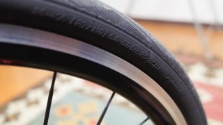 Schwalbeチューブのバルブが緩いと空気が抜けてしまいますよ!