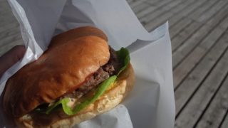サイクリストなら和牛100%の巨大ビンゴバーガーを食せ!【道の駅「三芳村」鄙の里】